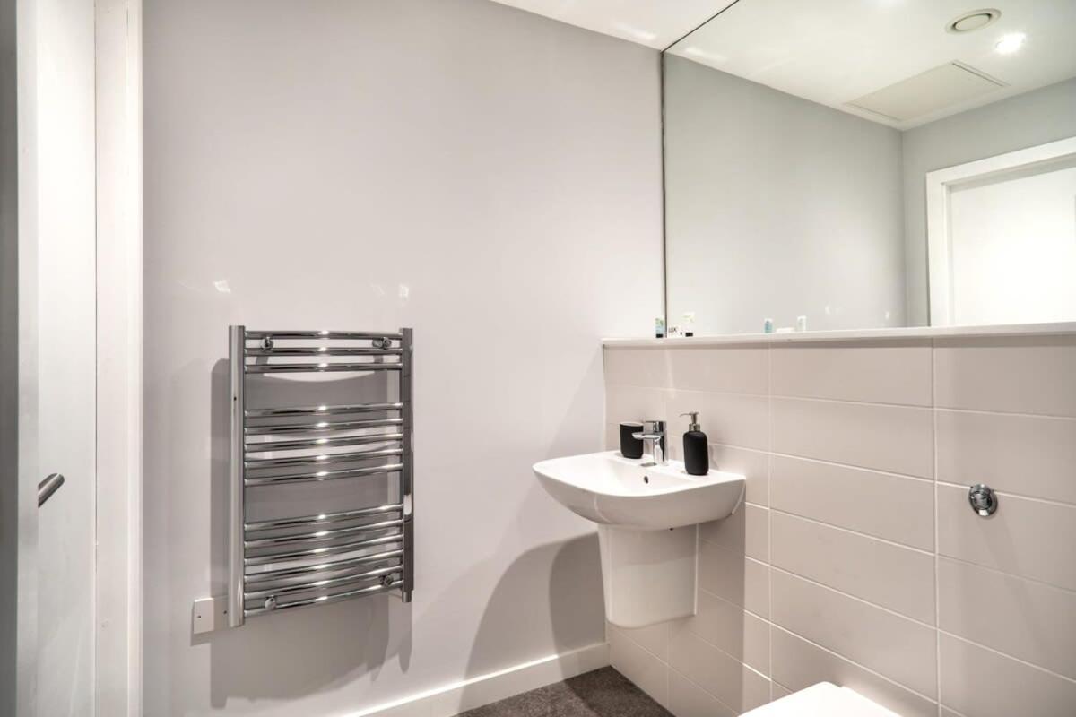 Modern & Spacious 2 Bed Apartment In Waterloo Liverpool Esterno foto